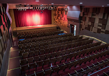 Interior do Teatro Ábaco, com capacidade para 340 pessoas